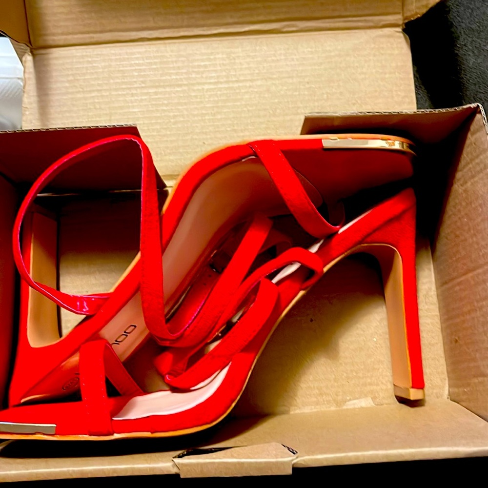 Beautiful, NEW red high heel pointed toe sandals, size 8